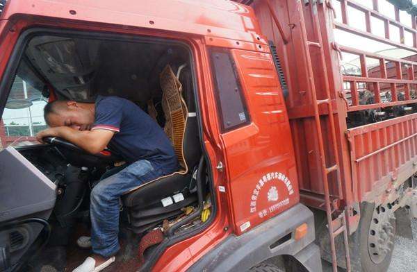 为什么说货车司机"十有九穷"?