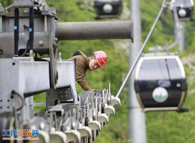 4月26日,張家界武陵源風景區天子山索道檢修工卓名海在查看索道纜繩